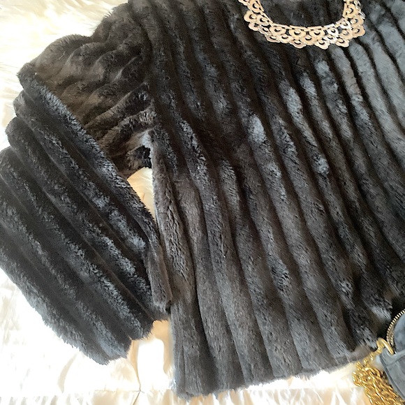 Zara NWOT Plush Black Top SZ-M - Picture 4 of 8